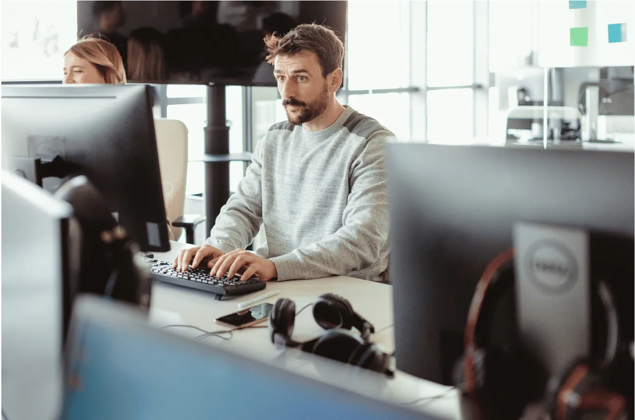 Illustratie van een man die op zijn laptop werkt in een professionele werkomgeving
